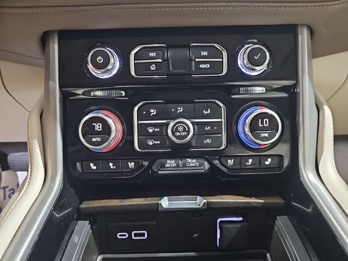 Used 2021 GMC Yukon XL Denali w/ Denali Premium Package AWD/4WD image 27