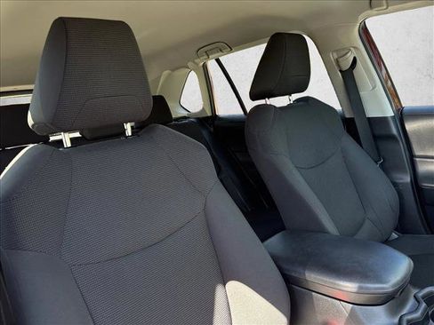 Used 2019 Toyota RAV4 LE FWD image 23