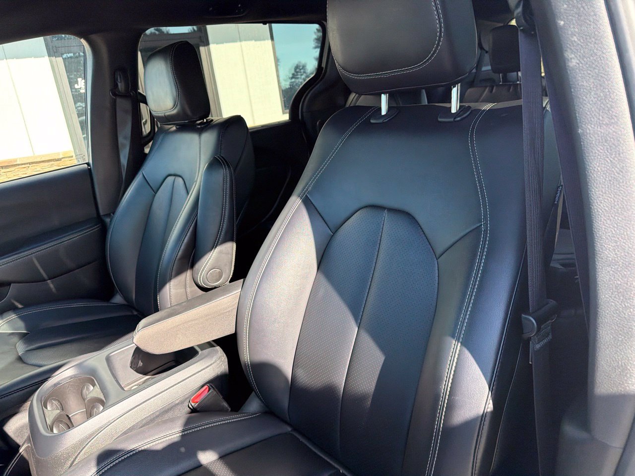 Used 2025 Chrysler Pacifica Select FWD image 3