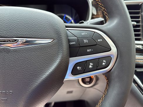 Used 2023 Chrysler Pacifica Pinnacle FWD image 26
