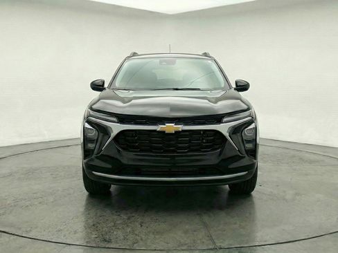 Used 2025 Chevrolet Trax LT w/ LT Convenience Package image 2