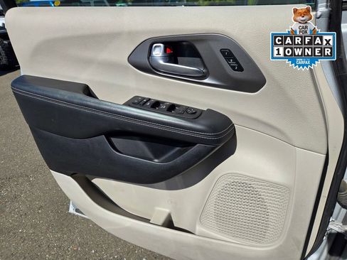 Used 2024 Chrysler Pacifica Touring-L FWD image 21