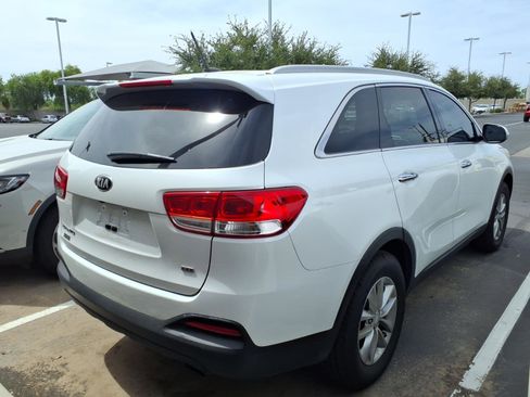 Used 2017 Kia Sorento FWD image 3