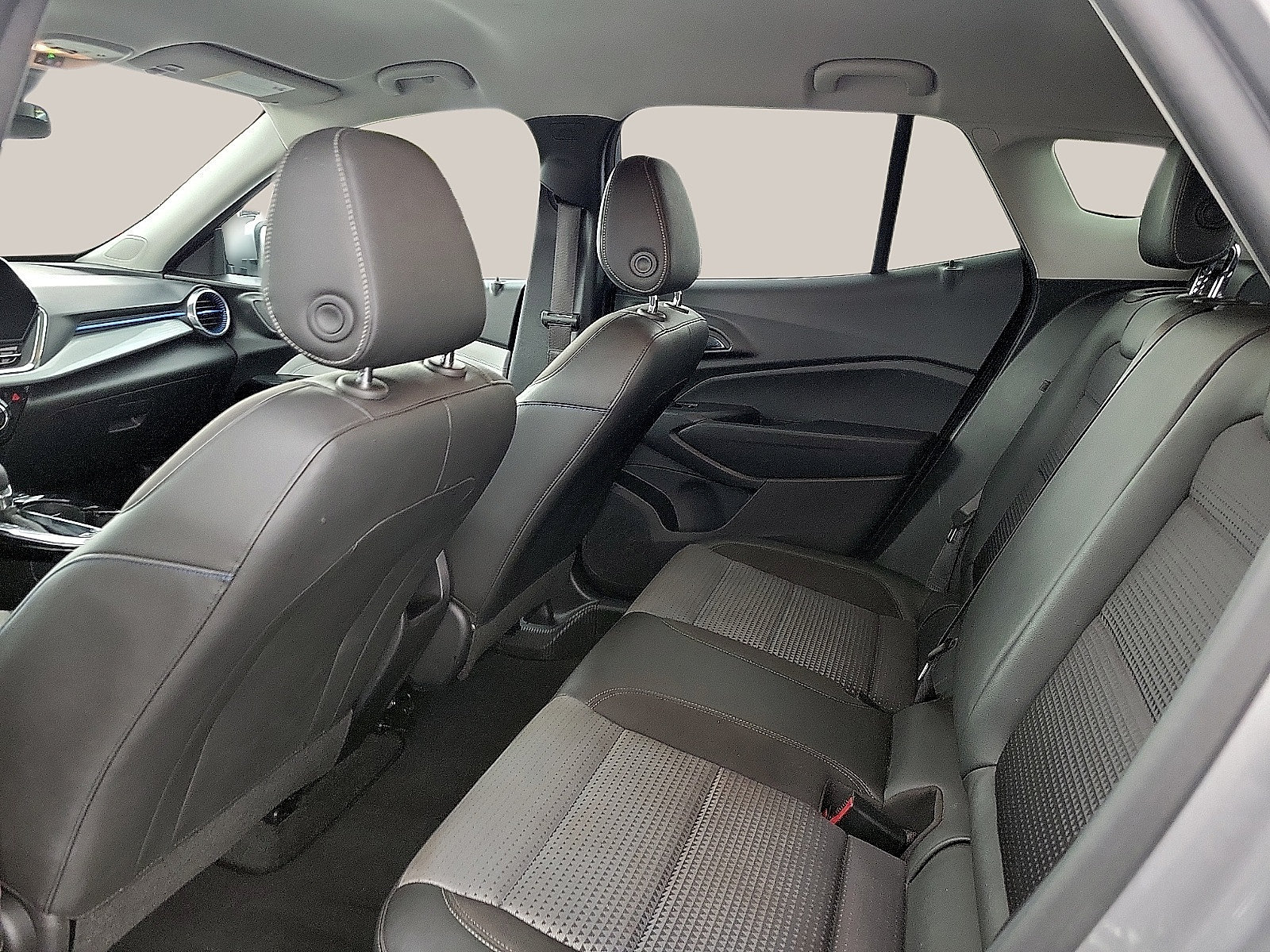 Used 2025 Chevrolet Trax LT w/ LT Convenience Package FWD image 9