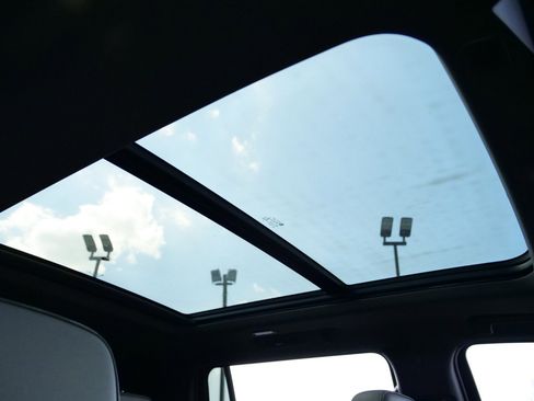 Used 2022 GMC Yukon XL SLT w/ SLT Premium Package image 7