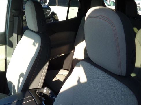 Used 2025 Chevrolet Traverse LT image 18