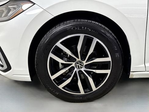 Certified 2025 Volkswagen Jetta SE w/ Sunroof Package image 28