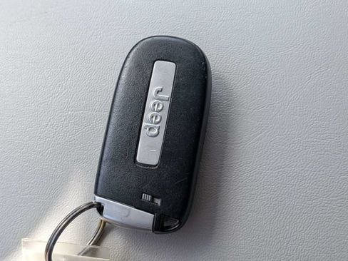 Used 2019 Jeep Cherokee Limited w/ Technology Group FWD image 34