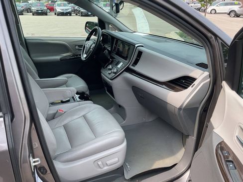 Used 2017 Toyota Sienna XLE w/ XLE Navigation Package AWD/4WD image 45