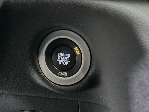 Used 2025 Chrysler Pacifica Select image 20