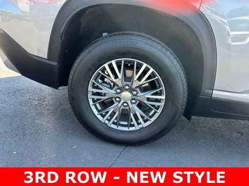 Used 2025 Chevrolet Traverse LT image 7