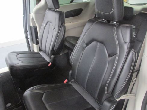 Used 2023 Chrysler Pacifica Touring-L FWD image 26