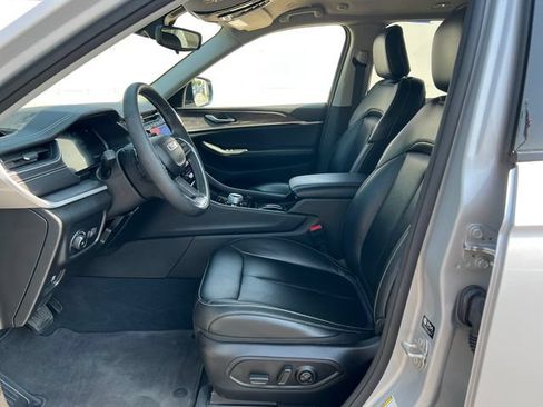 Used 2023 Jeep Grand Cherokee Limited AWD/4WD image 4