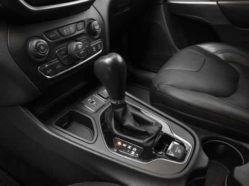 Used 2019 Jeep Cherokee Limited image 31