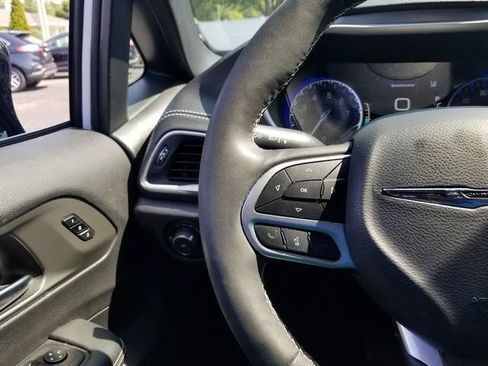 Used 2025 Chrysler Pacifica Select FWD image 24
