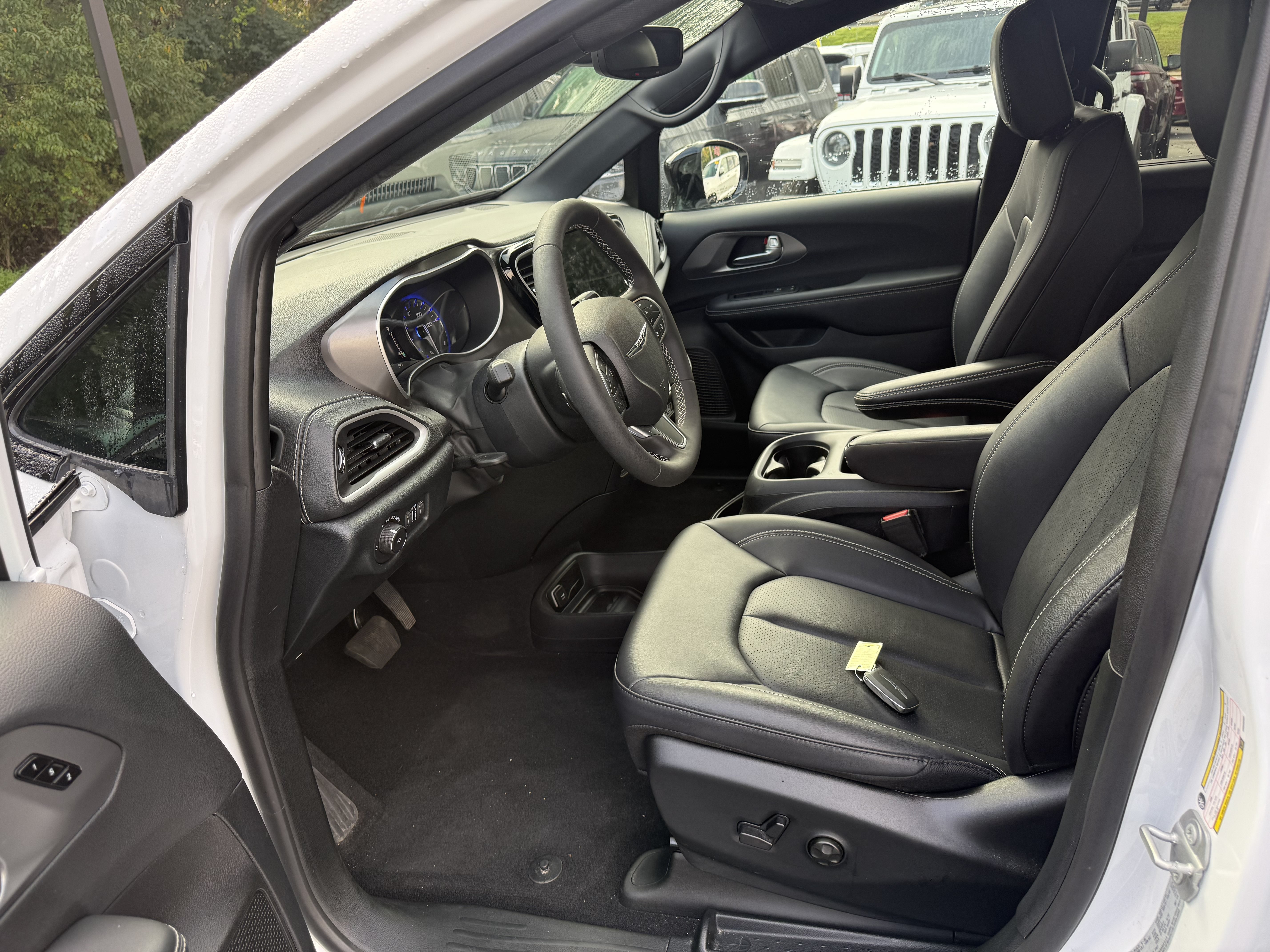 Used 2025 Chrysler Pacifica Select w/ Fav Edition Package FWD image 3