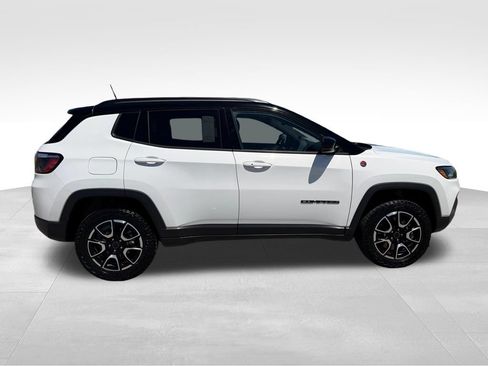 Used 2025 Jeep Compass Trailhawk AWD/4WD image 24