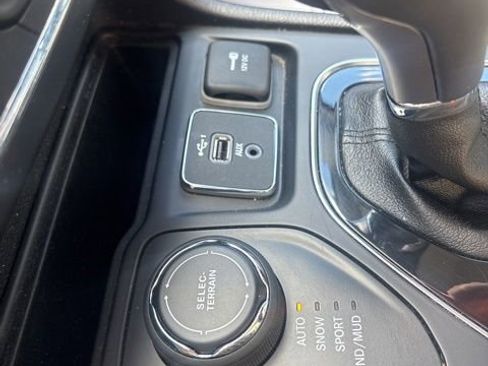 Used 2020 Jeep Cherokee Limited AWD/4WD image 18