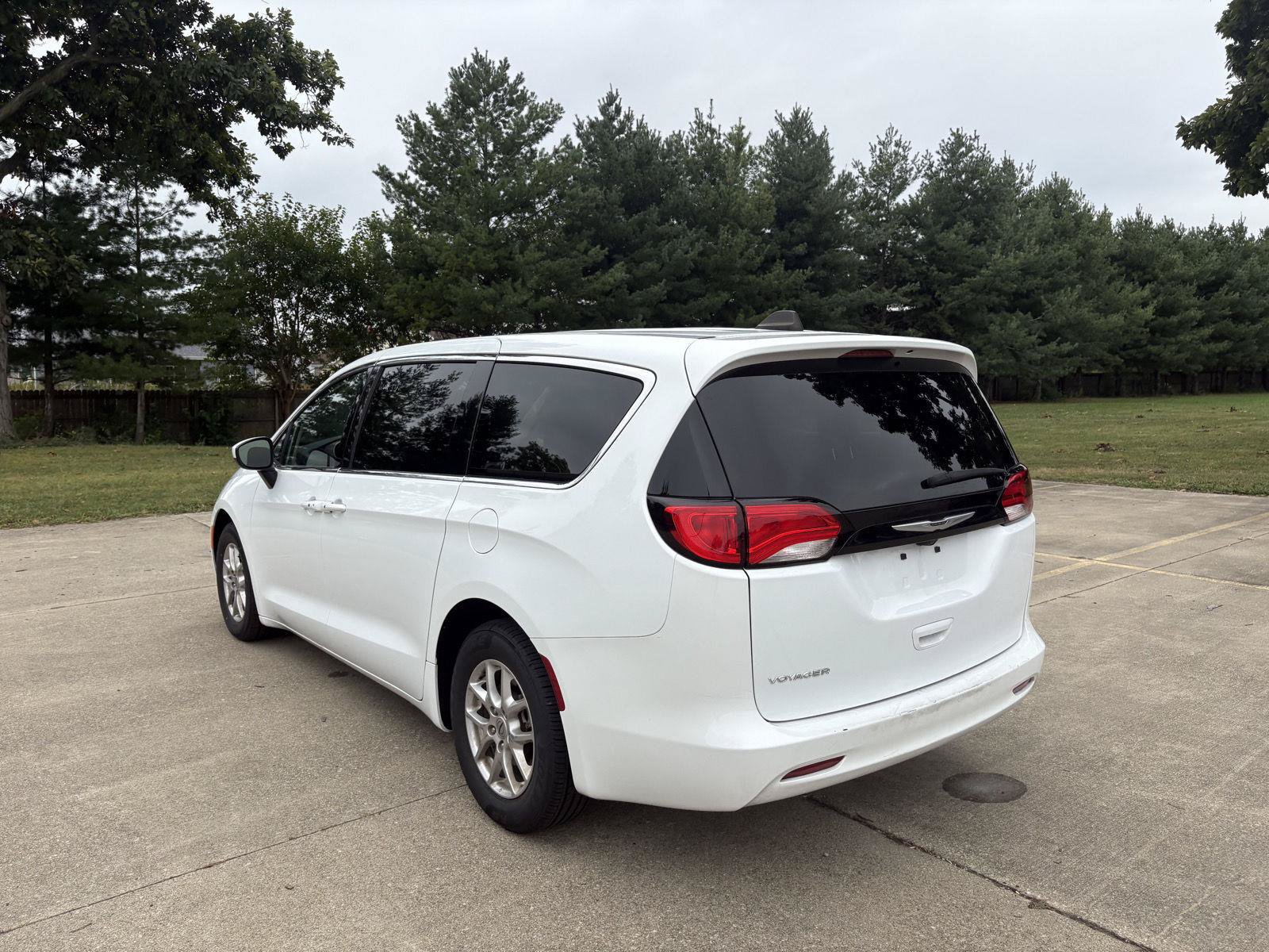 Used 2023 Chrysler Voyager LX FWD image 5