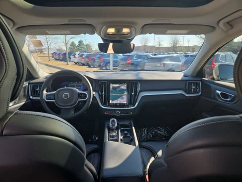 Used 2025 Volvo V60 B5 Cross Country Ultra w/ Climate Package image 8