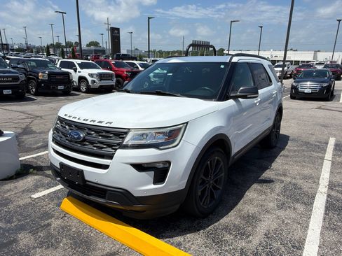 Used 2018 Ford Explorer XLT w/ Equipment Group 202A AWD/4WD image 1