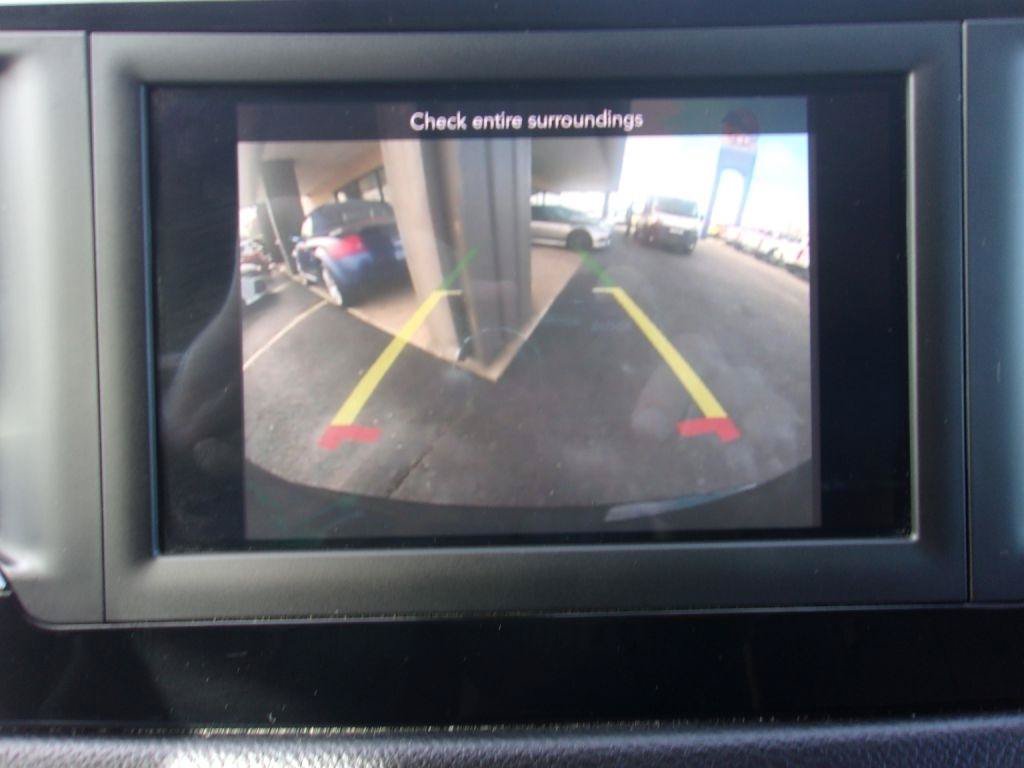 Used 2020 Chrysler Pacifica Touring-L FWD image 11