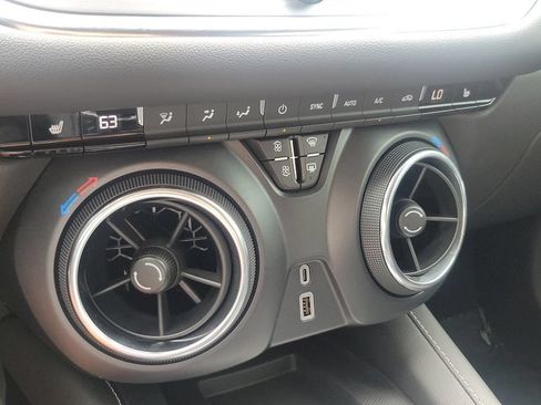 Used 2025 Chevrolet Blazer LT w/ Sound & Technology Package FWD image 18