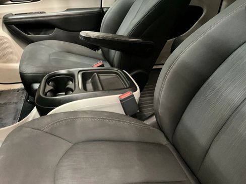 Used 2018 Chrysler Pacifica Touring Plus image 23
