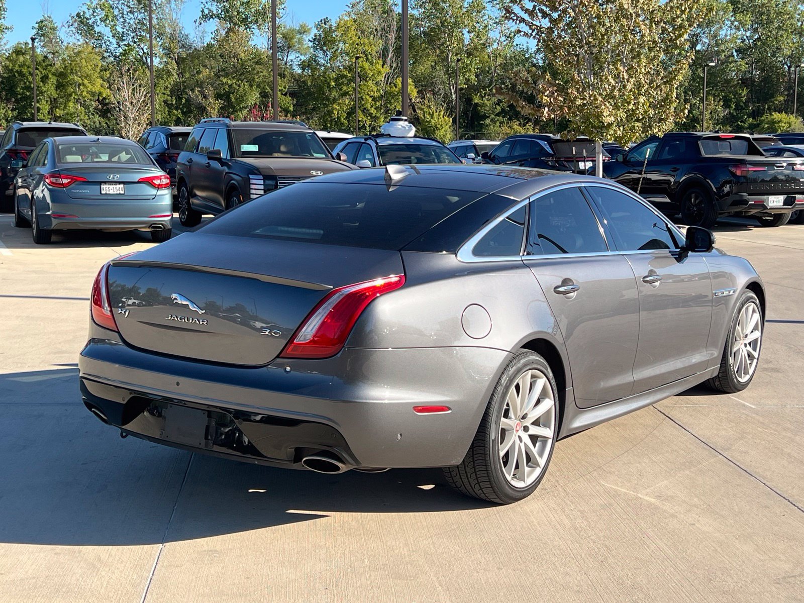 Used 2016 Jaguar XJ R-Sport RWD image 12