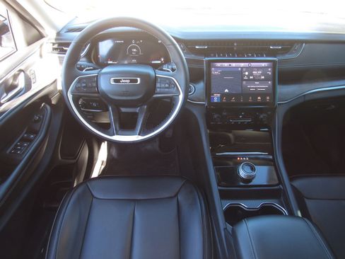 Used 2023 Jeep Grand Cherokee Limited image 18