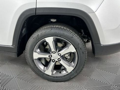 New 2025 Jeep Grand Cherokee Limited w/ Luxury Tech Group II image 16