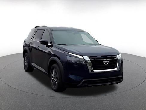Used 2025 Nissan Pathfinder SV AWD/4WD image 16