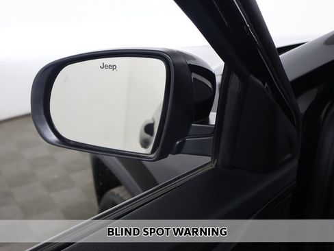 Used 2023 Jeep Compass Latitude image 3