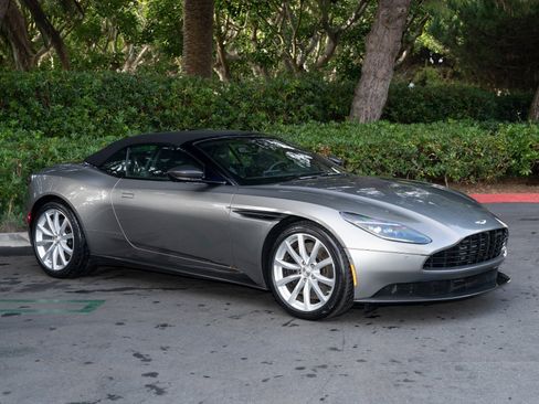Used 2019 Aston Martin DB11 Volante image 2