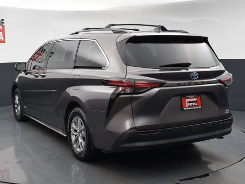 Used 2021 Toyota Sienna XLE FWD image 3