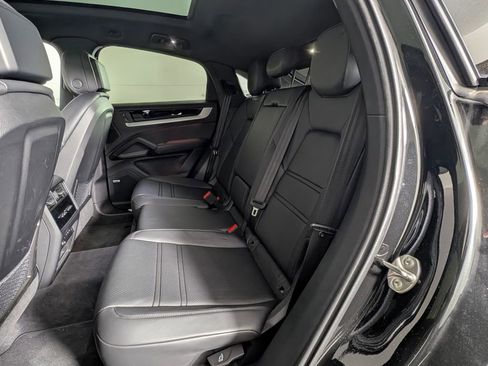 Certified 2025 Porsche Cayenne Coupe image 24