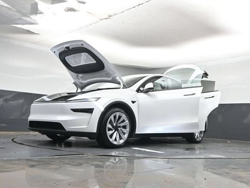 Used 2026 Tesla Model Y 2WD image 39