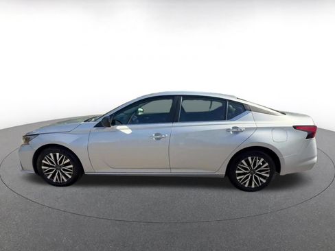 Used 2025 Nissan Altima 2.5 SV FWD image 9