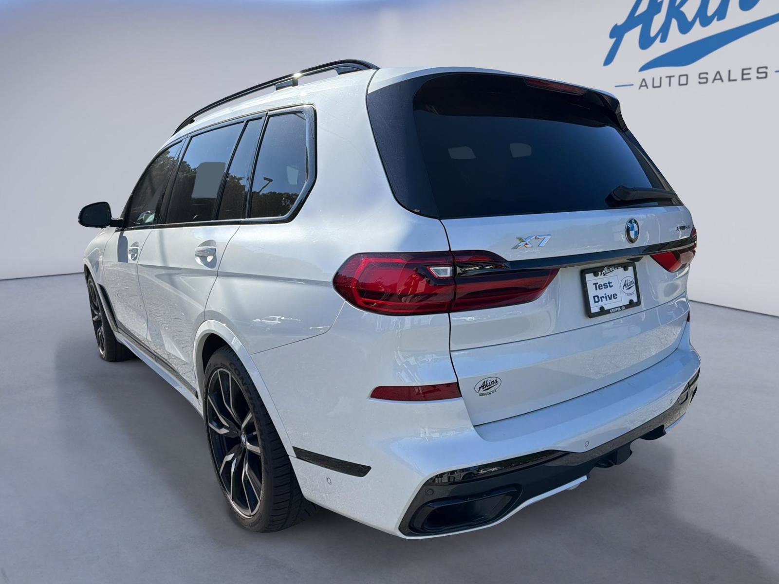 Used 2022 BMW X7 xDrive40i w/ M Sport Package AWD/4WD image 3
