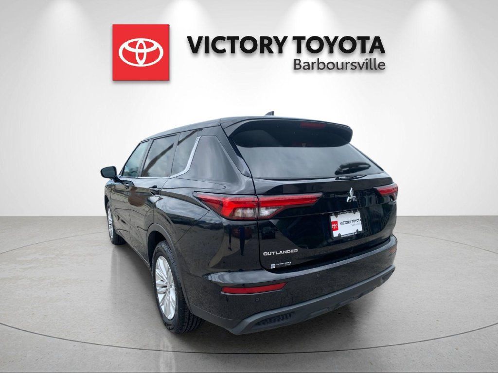 Used 2024 Mitsubishi Outlander ES AWD/4WD image 3