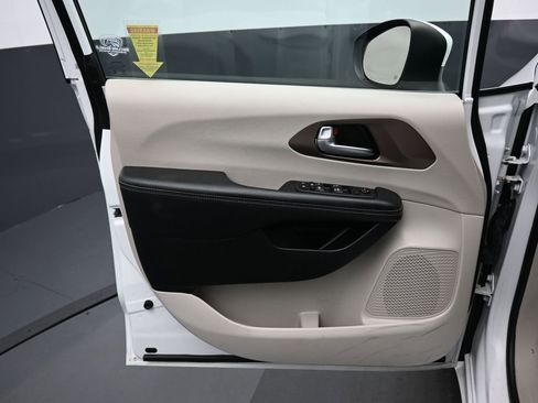 Used 2023 Chrysler Voyager LX image 9