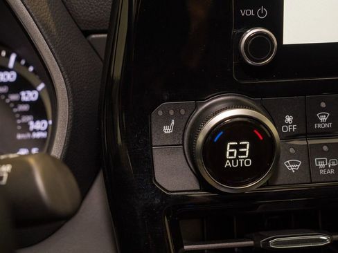 Used 2023 Toyota Highlander XLE image 18