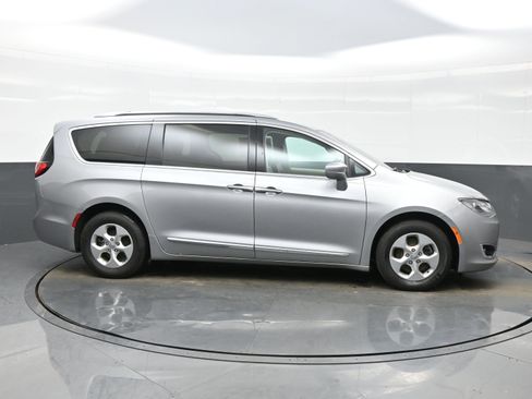 Used 2017 Chrysler Pacifica Touring-L Plus image 7