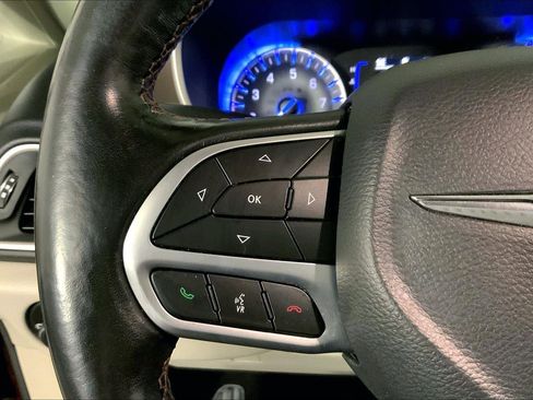 Used 2019 Chrysler Pacifica Touring-L image 18