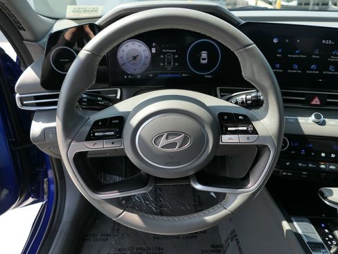 Used 2025 Hyundai Elantra SEL FWD image 15