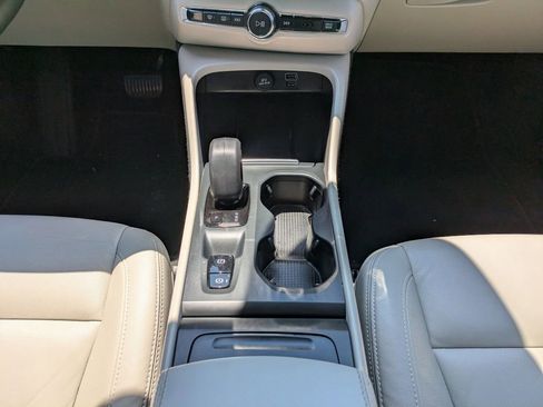 Certified 2022 Volvo XC40 T4 Momentum FWD image 19