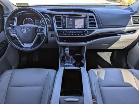 Used 2017 Toyota Highlander SE image 22
