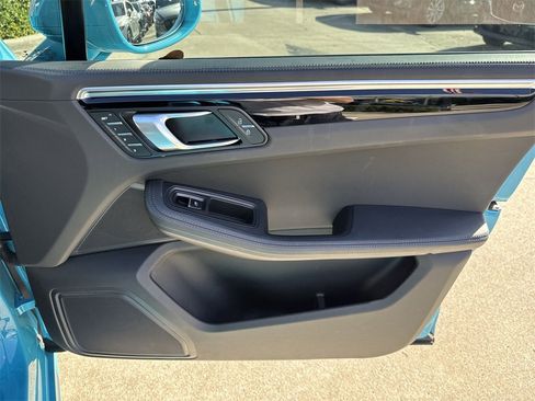 Used 2023 Porsche Macan Turbo image 44