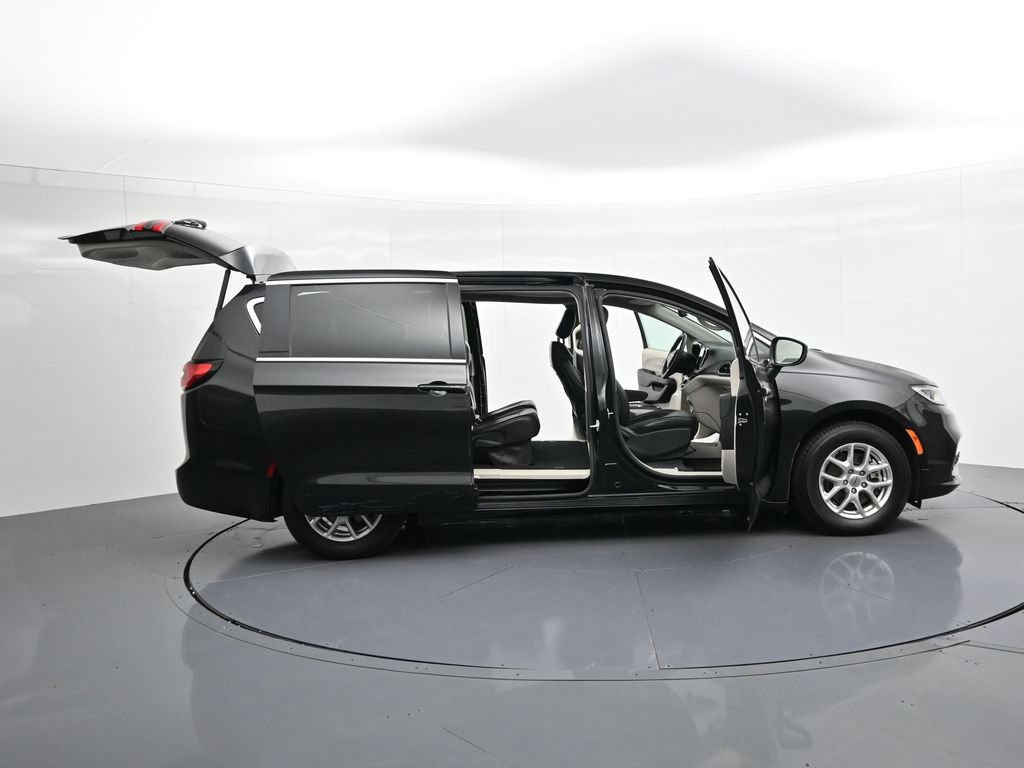Used 2023 Chrysler Pacifica Touring-L FWD image 34