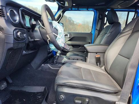 Used 2025 Jeep Wrangler Unlimited Sahara image 5